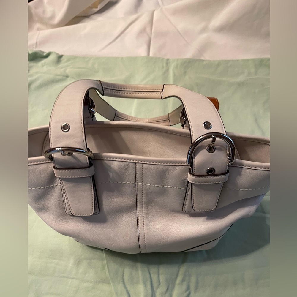 Coach white leather shoulder bag.